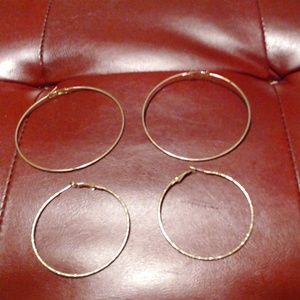 2 pairs of gold hoop earings!!
